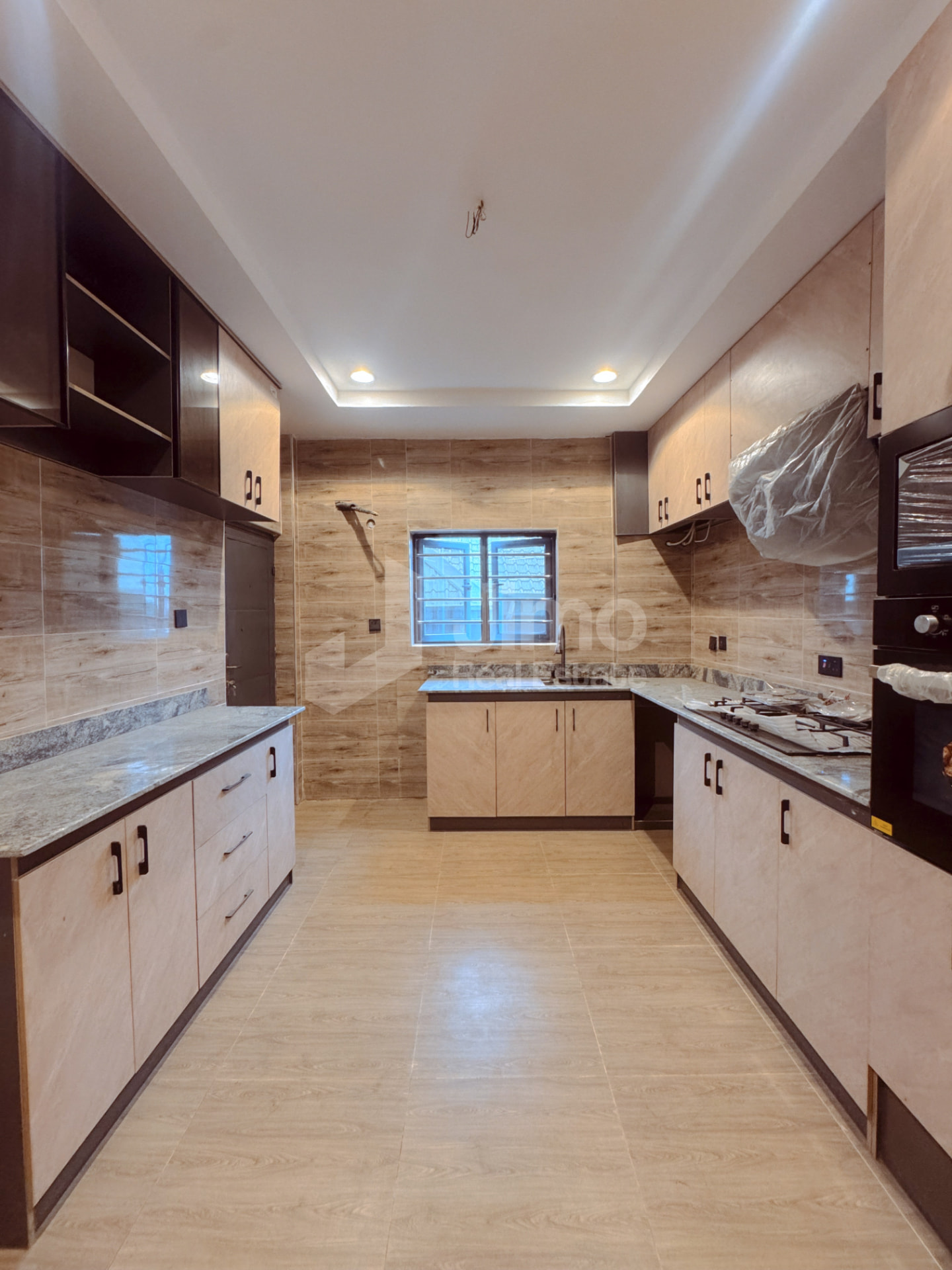 Fully fitted kitchen with gas hob, built-in oven and microwave